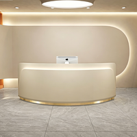 Bureau de réception incurvé minimaliste sur mesure avec base dorée et éclairage LED encastré pour salon de beauté, spa, clinique