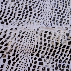 Tela <span class=keywords><strong>de</strong></span> terciopelo PV <span class=keywords><strong>de</strong></span> pelo largo con patrón <span class=keywords><strong>de</strong></span> piel <span class=keywords><strong>de</strong></span> serpiente, con estampado en relieve y transferencia térmica plateada para juguetes, terciopelo Peacock - Product Image 5