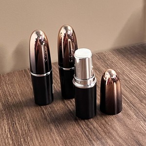 Tube à lèvres vide personnalisé avec logo, en plastique ABS, capuchon métallique dégradé, pour emballage cosmétique - Product Image 1