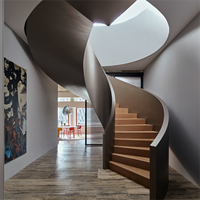Escalier incurvé de qualité supérieure pour les villas modernes Design sur mesure avec marches en bois et garde-corps à panneaux solides composés d'acier et de marbre
