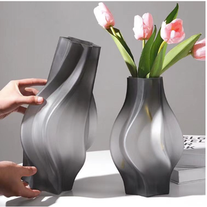 Vasi di vetro trasudano un senso di lusso, con rose di fascia alta e un alto livello di aspetto. Sono decorati come ornamenti floreali - Product Image 3