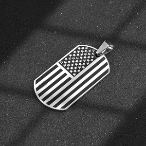 Collar con Colgante Rectangular de Bandera Americana en Acero Inoxidable 316L con Esmalte de Alto Brillo para Hombre - Product Image 6