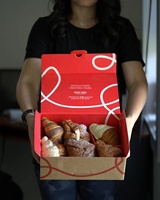 Vente en gros de petits hamburgers rouges écologiques personnalisés boîte de croissants boîte d'emballage en papier pour sushi boulangerie gâteau au chocolat traiteur brownie