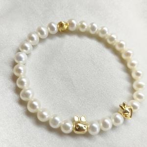 Pulsera de Perlas de Agua Dulce de 6 mm de Alta Calidad con Dije de Conejito en Cuerda Elástica, Estilo Limpio y Refrescante con un Toque de Piel Impecable - Product Image 4