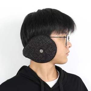 Orejeras gruesas a prueba de viento con forro polar cálido para hombre, orejeras de una pieza con diseño a cuadros para invierno, compatibles con audífonos montados en la parte posterior. - Product Image 3