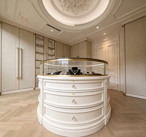 Dressing de luxe sur mesure |   Armoire intégrée en bois massif blanc + armoire centrale ronde | Meubles de rangement de chambre à coucher haut de gamme - Product Image 4