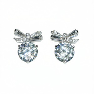 Orecchini a Perno con Fiocco in Oro Bianco, Zirconi Rotondi con Montatura a Griffe, Placcati in Rodio, Gioielli Classici da Sposa per Donne - Product Image 1