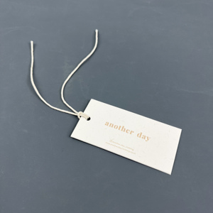 Étiquettes suspendues en papier de coton naturel personnalisées et écologiques - Étiquettes minimalistes avec impression de texte pour vêtements - Product Image 4
