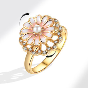 Joyería de moda al por mayor: Anillo giratorio antiestrés de cobre chapado en oro con circonita, flor esmaltada y concha, resistente al deslustre, para compromiso. - Product Image 1