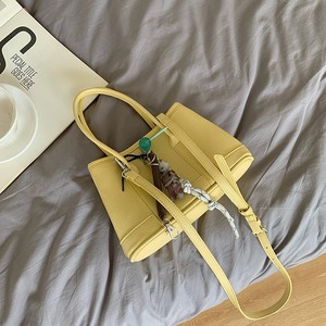 Sac fourre-tout pour femme jaune uni avec boucle magnétique, poche zippée et chaînes – Usage quotidien – Collection Printemps 2025 - Product Image 3