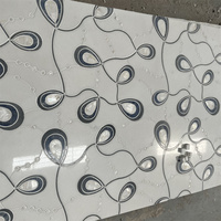 Carrelage mural décoratif d'intérieur en marbre blanc Thassos et mélange de coquillages nacreux Azul Macobus, motif abstrait de luxe découpé au jet d'eau