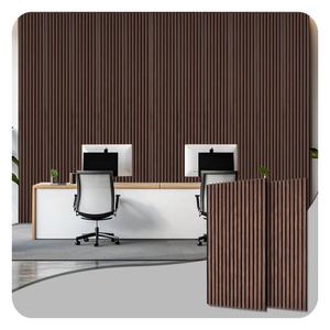 Panneau mural à lattes en noyer foncé Panneau mural acoustique en bande de bois Akupanel Panneau acoustique en bois sur support en feutre PET noir - Product Image 1