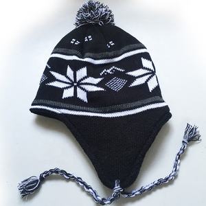 Catégorie de produit Bonnet rembourré en polaire à pompon garni à la mode et confortable - Product Image 4