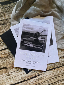 Tarjeta de Invitación Personalizada con Impresión Tipográfica y Foto de Pareja, con Sobres Mate en Blanco - Product Image 1