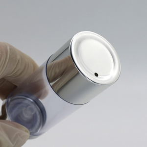 Botella Cosmética Transparente Esmerilada de Lujo con Anillo de Aluminio Plateado Mate y Dispensador Blanco de PP para Suero - Product Image 3