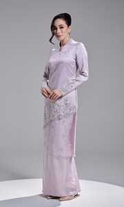 Ensemble deux pièces <span class=keywords><strong>Baju</strong></span> <span class=keywords><strong>Kurung</strong></span> violet lilas en jacquard texturé, tunique longue à col en V, manches à dentelle florale ornée de strass, ourlet diagonal, style musulman - Product Image 4