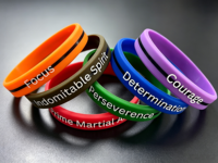 Bracelet en silicone personnalisé avec logo, sérigraphié, en caoutchouc, promotionnel, en gros, pour événements et cadeaux