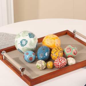 كرة خزفية صينية يدوية الصنع زرقاء وبيضاء بنقوش ثلجية حمراء مختلفة، كرة زخرفية لعيد الميلاد وعيد الفصح - Product Image 5