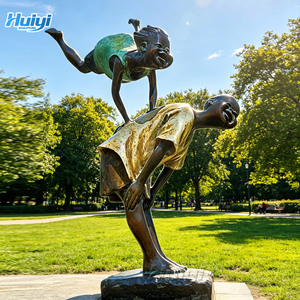 Scultura Moderna in Bronzo su Misura a Grandezza Naturale di Bambini Felici che Giocano, con Dettagli Molto Elaborati per Parchi Pubblici - Product Image 1