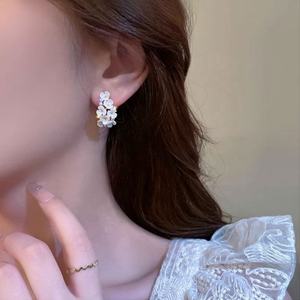 Boucles d'oreilles longues en deux parties de style français tendance, serties de diamants, avec des perles et des glands, plaquées or, avec une touche haut de gamme - Product Image 2