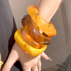 กำไลแฟชั่นเครื่องประดับชุดสีเหลืองอะคริลิคเรซิ่นรูปทรงเรขาคณิต <span class=keywords><strong>sfumato</strong></span> กำไลข้อมือสีเหลืองอำพันสำหรับผู้หญิง - Product Image 1