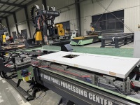 Máquina CNC para grabar ranuras de cerraduras y bisagras en puertas de madera