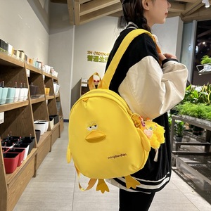 Mochila de pato de dibujos animados informal BT, bonita bolsa de viaje para niños, mochila escolar coreana versátil para estudiantes universitarios con colgante, regalo de regreso a la escuela - Product Image 3