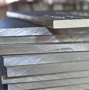 Barre plate en acier moulé laminé à chaud conforme à la norme ASTM avec services de poinçonnage et de découpe, trous pré-percés pour une installation rapide - Product Image 3