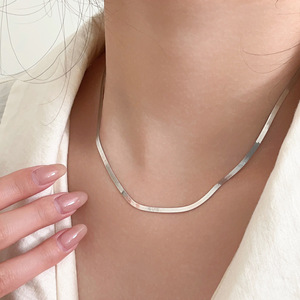 Collar de cadena de serpiente de plata de ley 925, minimalista, corto, para mujer, para uso diario. - Product Image 1