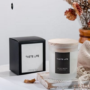 Velas Aromáticas Modernas de Cera de Soja Feitas à Mão LunaLith em Forma Redonda com Tampa de Madeira para o Dia dos Namorados - Product Image 1
