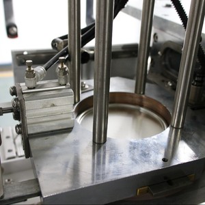 Machine <span class=keywords><strong>de</strong></span> scellage automatique pour boîtes <span class=keywords><strong>de</strong></span> <span class=keywords><strong>conserve</strong></span>, tête <span class=keywords><strong>de</strong></span> machine <span class=keywords><strong>de</strong></span> scellage pour boîtes en papier, en <span class=keywords><strong>plastique</strong></span> et en étain, machine <span class=keywords><strong>de</strong></span> mise en <span class=keywords><strong>conserve</strong></span> à rouleaux, pièces détachées avec distributeur <span class=keywords><strong>de</strong></span> couvercles - Product Image 4