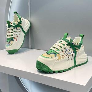 Zapatos deportivos casuales de estilo urbano con parches de cuero y tela, elegantes y discretos con diseño elástico. Zapatos de hombre modernos y a la moda. - Product Image 5