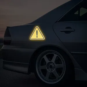 Autocollant réfléchissant triangulaire microprismatique auto-adhésif haute visibilité découpé sur mesure pour la sécurité des voitures, camions et motos - Product Image 4