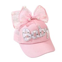 Gorra de béisbol de malla para niñas, con lazo, perlas decorativas y letras de lentejuelas, ajustable, para verano, venta al por mayor