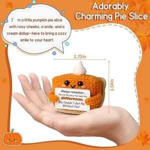 Handgehaakte gebreide pompoencakpop van gele wol en katoen, schattige herdenkingsversiering met kaartje - Product Image 3