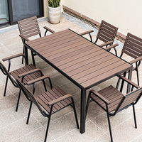 Table et chaises d'extérieur en plastique bois Offre Spéciale Table et chaises d'extérieur en plastique bois rectangulaire 4 places imperméable terrasse