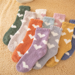 Vente en gros de chaussettes classiques mi-mollet pour femmes motif rayé en molleton de <span class=keywords><strong>corail</strong></span> sans perte d'étriers tricotés chauds et confortables - Product Image 1