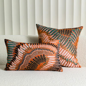 <span class=keywords><strong>Housse</strong></span> de <span class=keywords><strong>coussin</strong></span> décorative gris et blanc, taie d'oreiller en satin jacquard de luxe avec motif plume - Product Image 4