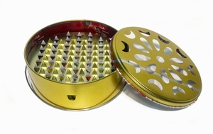 Porta spirale antizanzare in ferro portatile, rialzato e profondo, per interni, con coperchio e vassoio, ignifugo, per uso domestico, per spirali antizanzare e aromaterapia, con decorazioni in rilievo - Product Image 2