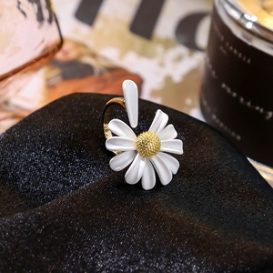 Di modo Caldo Femminile Dei Monili Del Polsino del Metallo Regolabile Fiore Verde Bianco Daisy Donne Anelli Fasce o Anelli di Fidanzamento Da Sposa Alla Moda - Product Image 4