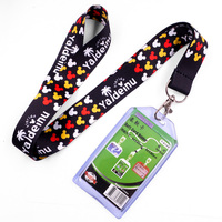 Lanyard Personalisasi MOQ Rendah, Gantungan ID Retraktil Lucu Motif Babi Stroberi dengan Tali Lanyard, Tempat Kartu ID Plastik Kawaii