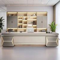 Bureau de direction moderne blanc avec panneau en bois, design élégant et simple