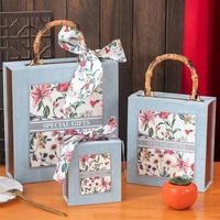 Boîte cadeau de mariage de luxe en velours gaufré, écologique, avec poignée en bambou, motif floral vintage, fabriquée en usine, vente en gros, emballage souvenir