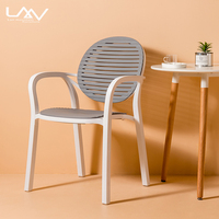 Chaise nordique portable en plastique PP avec rayures, siège à dos rond, empilable, intérieur, jardin, restaurant, salle à manger