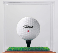 Support de cube de support de souvenirs en acrylique transparent avec vitrine de balle de golf à base en bois avec base en gazon