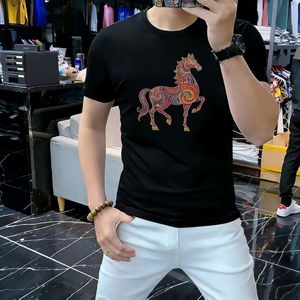 T-shirt estiva a maniche corte con strass colorati a forma di cavallo, T-shirt casual fresca in seta di giada slim fit alla moda per giovani uomini di tendenza - Product Image 3