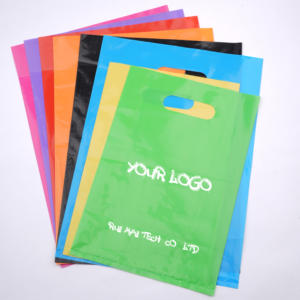 Sacs d'emballage en plastique noir avec poignée découpée, imprimés avec un logo personnalisé, pour les boutiques de vente au détail - Product Image 3