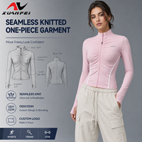 Veste de yoga zippée personnalisée avec logo, devant froncé, col montant, passepoil contrastant et trous pour les pouces, pour l'entraînement en salle de sport des femmes