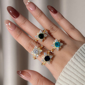 แหวนแฟชั่นชุบทอง 18K ประดับเพชรซิคอนหลากสีรูปเกล็ดหิมะ สำหรับงานหมั้น งานครบรอบ และงานปาร์ตี้ - Product Image 1