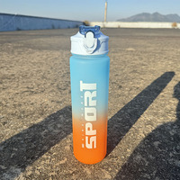 Bouteille d'eau sport classique en plastique grande capacité 700 ml avec couvercle à paille pour boire directement – Idéale pour la rentrée scolaire